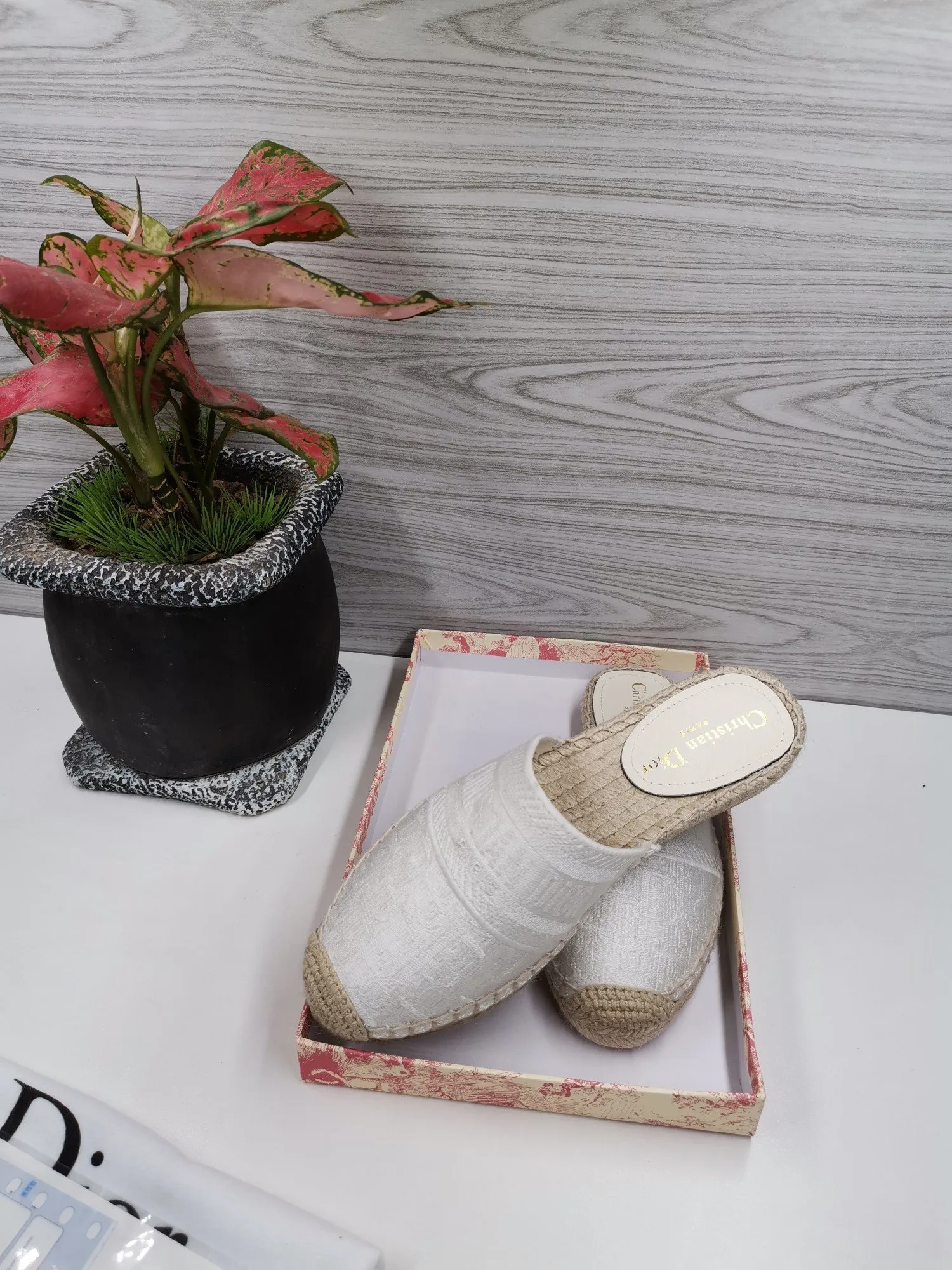 👟👟Ex-factory price 400👟👟 In 2020, new colors are coming simultaneously on the official website of the DIOR fisherman shoe series: original development, original anatomy display, exclusive outsole, you can compare as you like.  [Material] 1⃣️Sole: The only 1:1 exclusive rubber sole on the market 🌸. Fabric original embroidery. Lining: imported sheepskin, delicate and soft. [Size] 35-40.